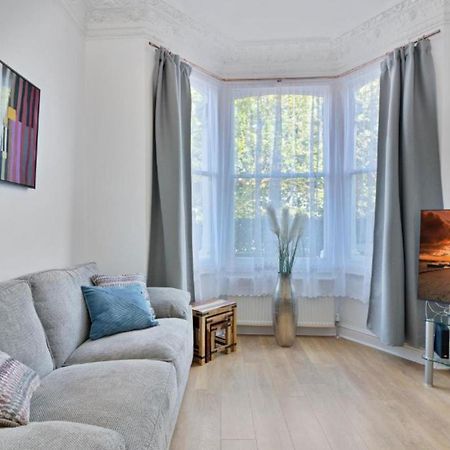 Onsitestays - Tranquil 2 Bedroom Apartment With Large Kitchen, Private Garden Near Wimbledon Station London Eksteriør billede
