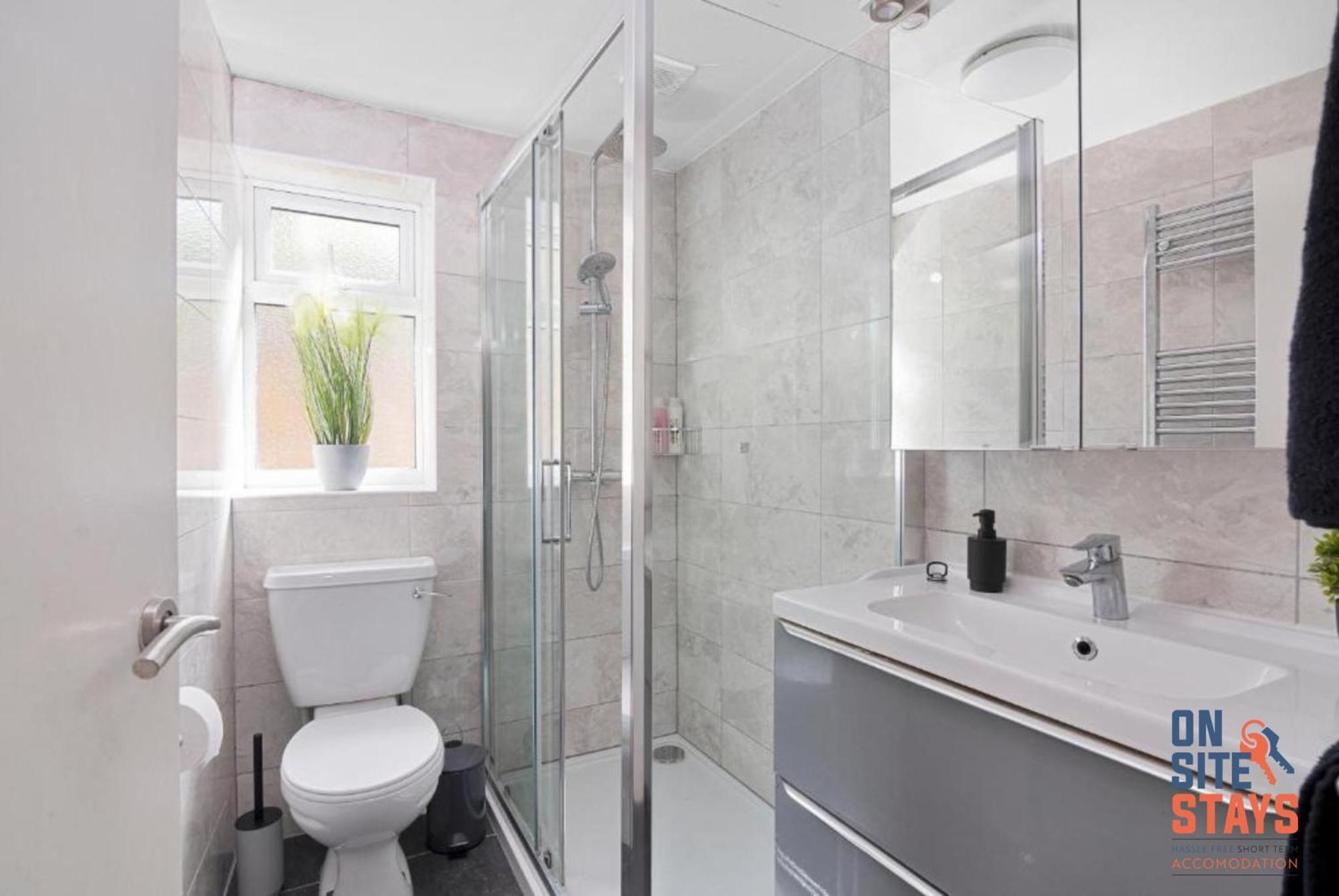 Onsitestays - Tranquil 2 Bedroom Apartment With Large Kitchen, Private Garden Near Wimbledon Station London Eksteriør billede