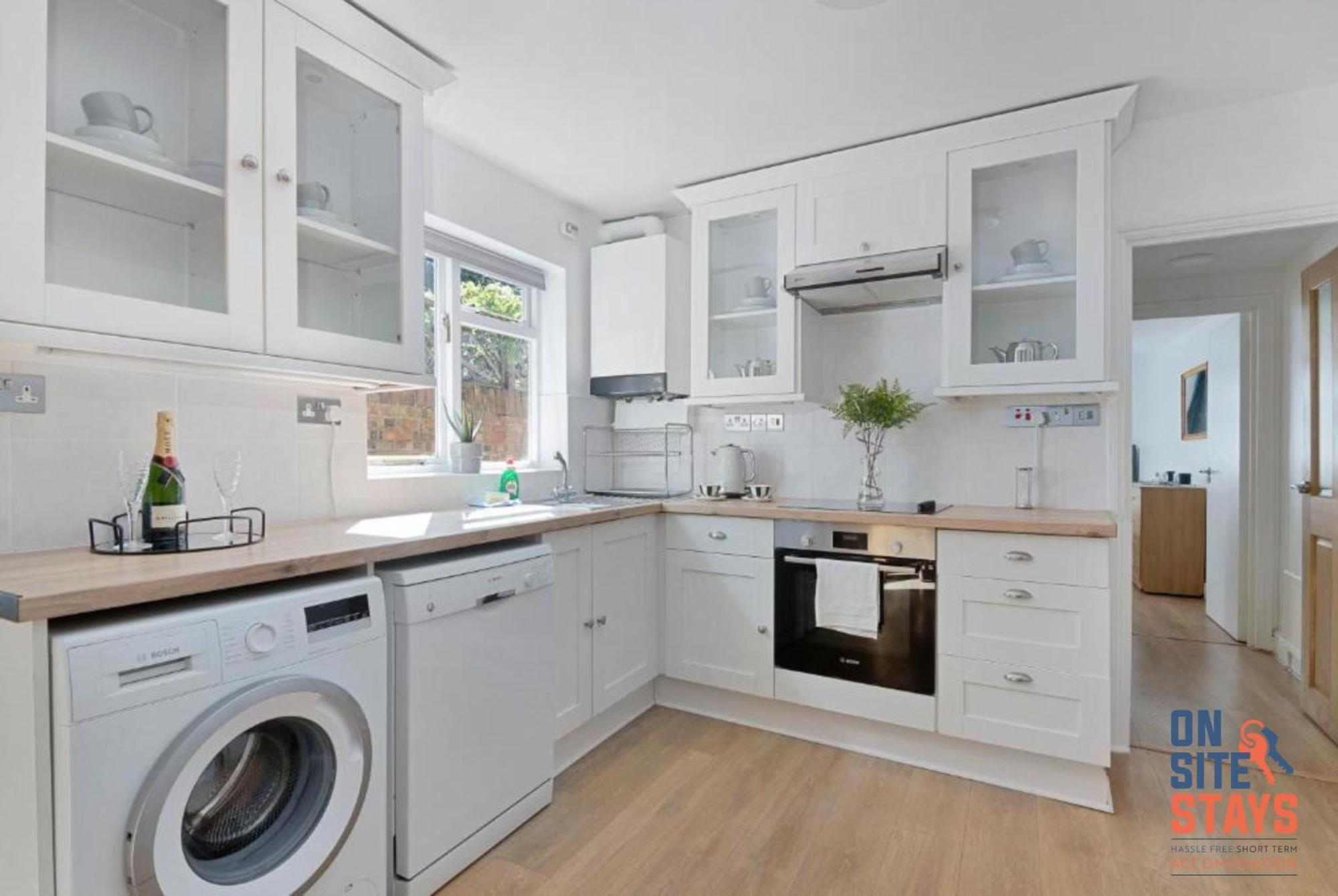 Onsitestays - Tranquil 2 Bedroom Apartment With Large Kitchen, Private Garden Near Wimbledon Station London Eksteriør billede
